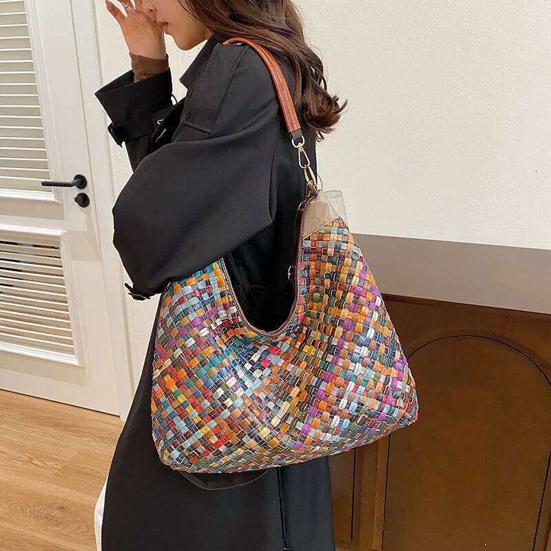 2025 High-End Woven For Women, French Style, Versatile Underarm Crescent-Shaped Bag, Commuter Single-Shoulder Bag