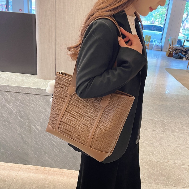 High quality brand new high-quality free designer bag new grid pattern fashionable multifunctional shoulder cross body handbag commuting bag new free 