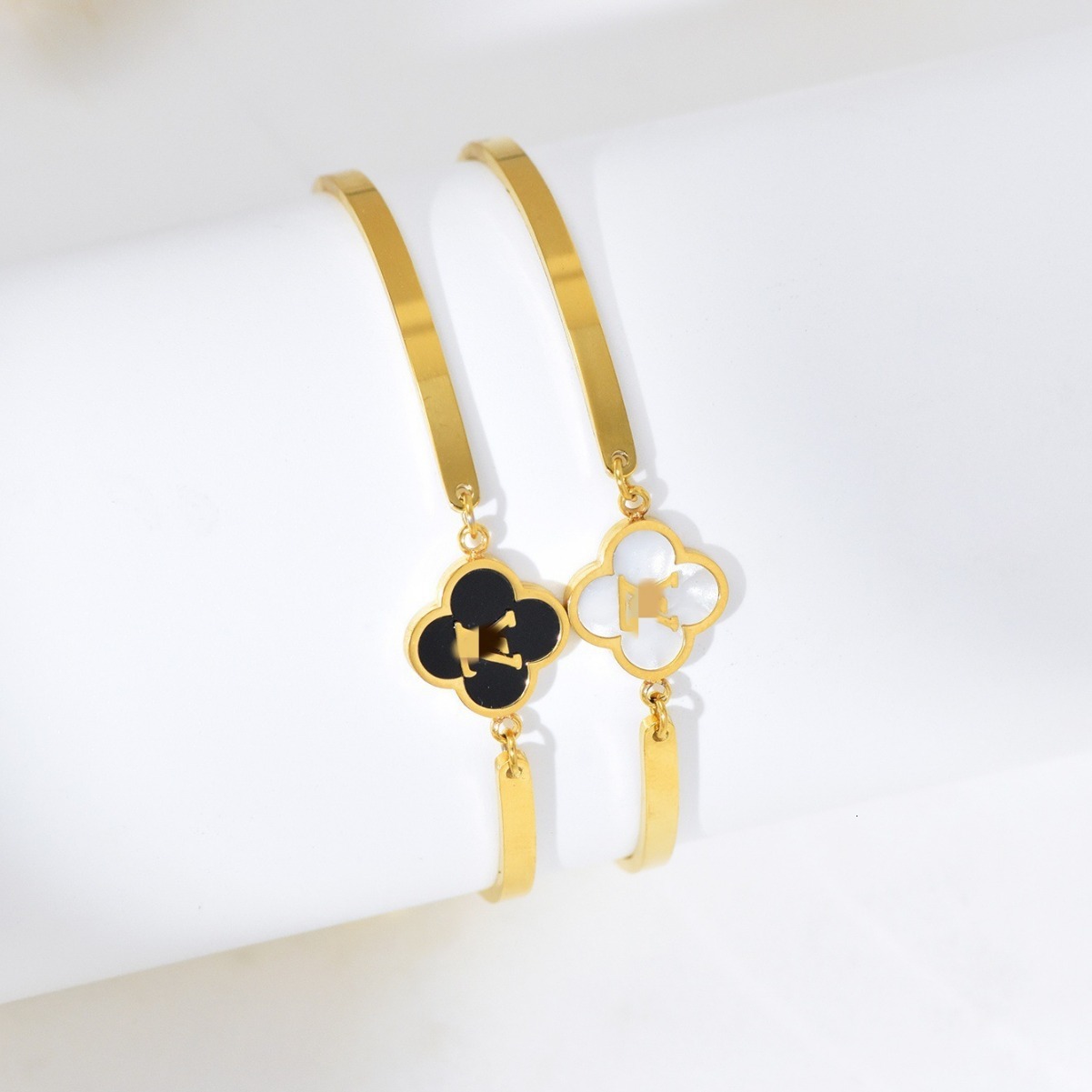 Fashion Light Style Black and White Mother-of-Pearl Clover Flower Bracelet for Women High-End Titanium Steel Jewelry