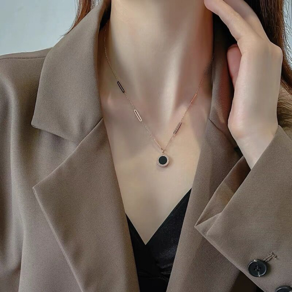 Light Double-Sided Roman Black and White Shell Necklace for Women, High-End Versatile Fashionable Titanium Steel Non-Fading Jewelry