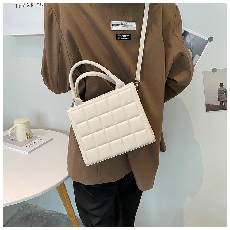Free Shipping 2025 New Designer Bag Embossed Grid Solid Color Women's Commuting Shoulder Handbag Fashionable High-quality Shopping Bag