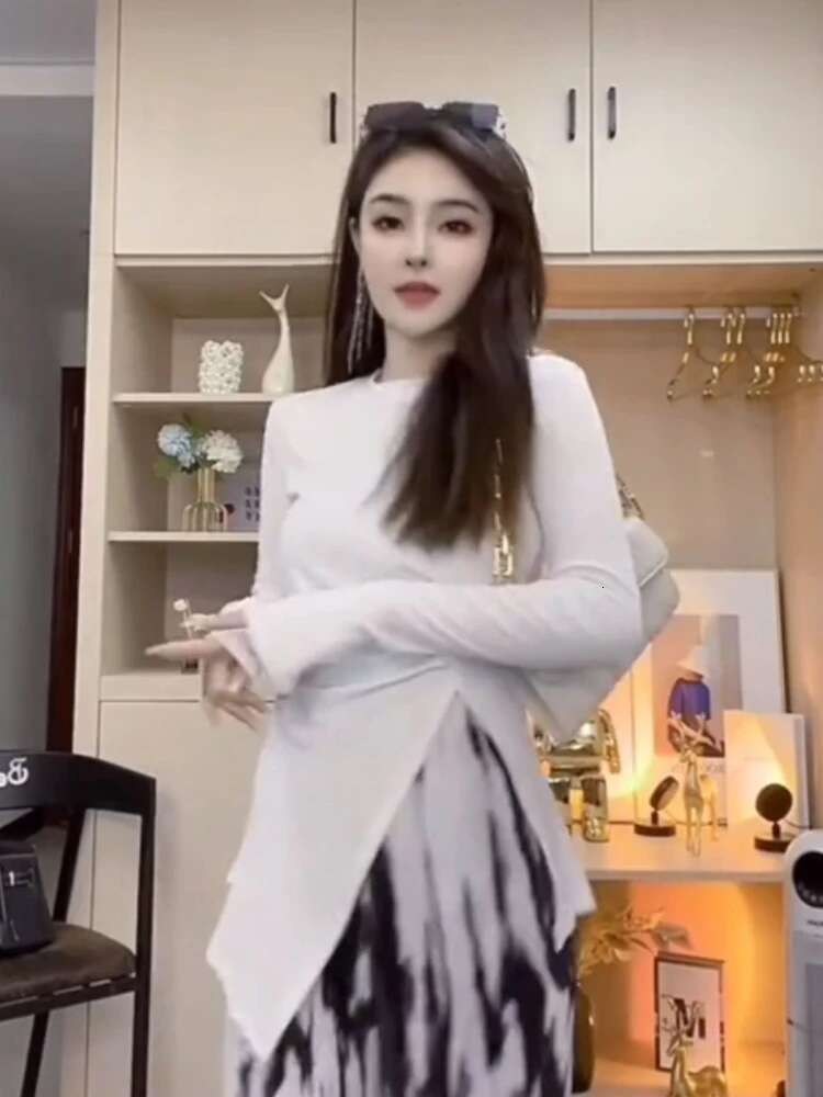 Woman T-shirt 2025 Clothing Skinny Sexy Black Top For Women Offer Elegant Hot Tshirt Novelties Xxl Fitted Alt Coquett Kpop Tee