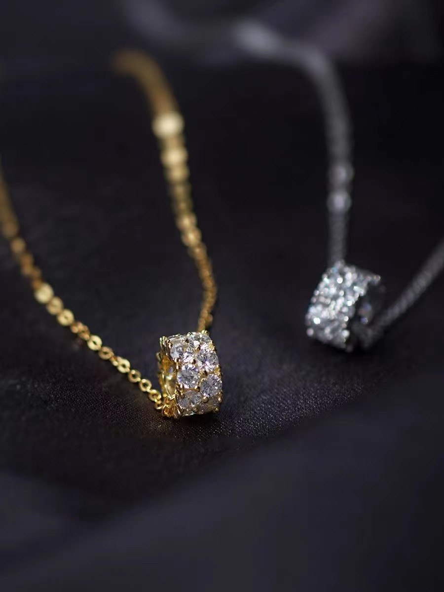 2025 Elegant Ins Top Sell Sweet Simple Fine Jewelry Genuine 100% 925 Sterling Silver Full Round Lab White Moissanite Diamond Women Circle Pendant Clav