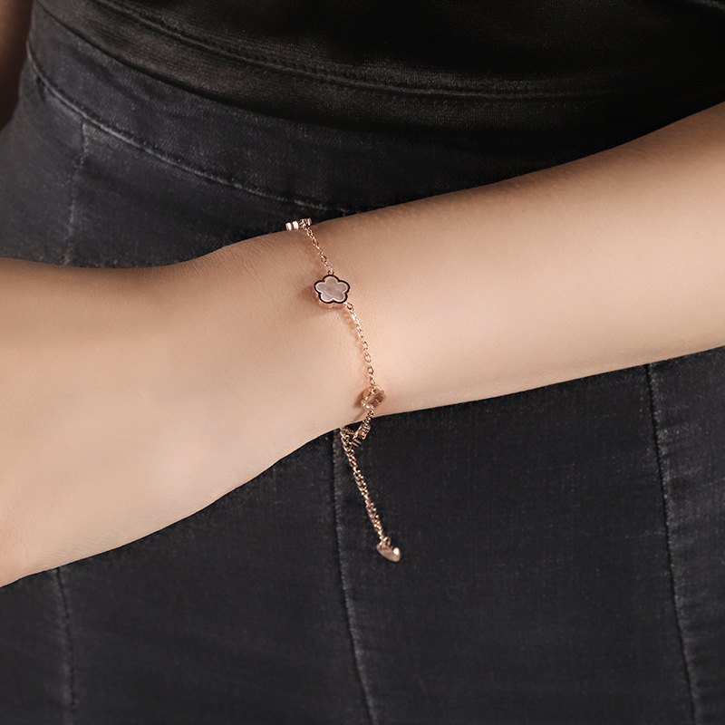 New White Mother-of-Pearl Hollow Bracelet for Women, High-End Jewelry, Non-Fading Titanium Steel Flower Hand Ornament