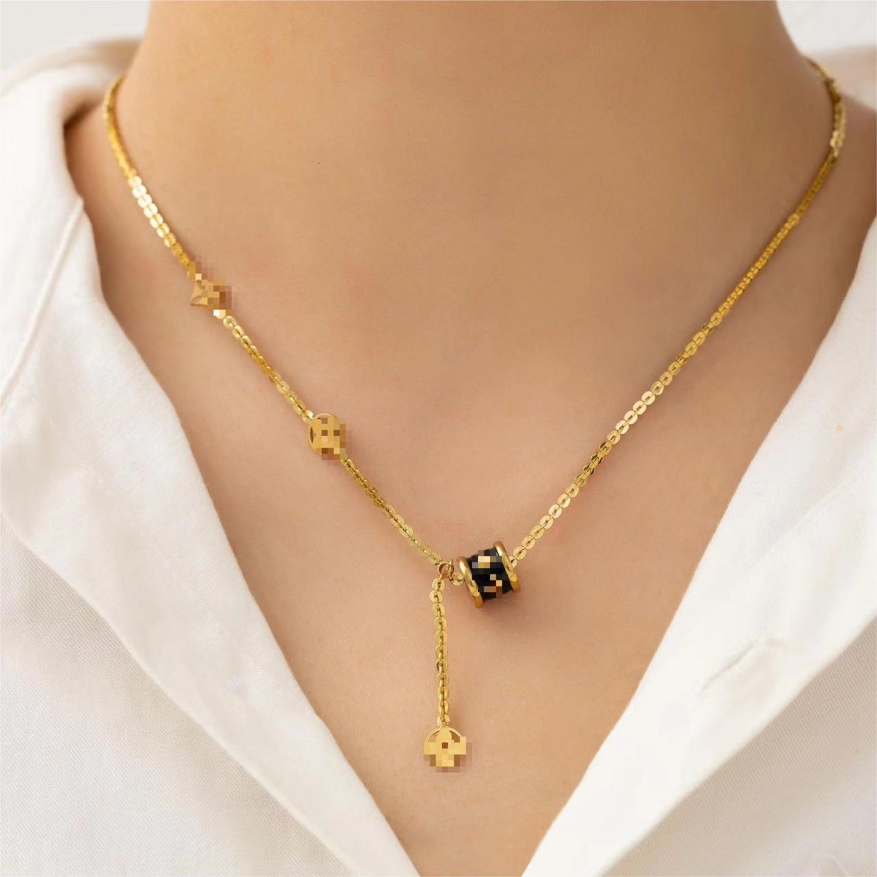 Fashion Light Personality Temperament Hollow Flower Small Waist Necklace for Women High-end Titanium Steel Non-fading Jewelry
