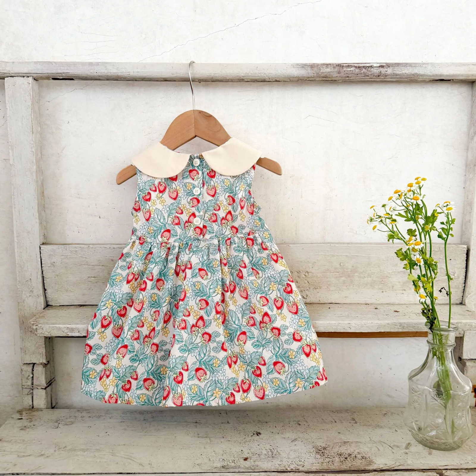 Ins Summer Kids Baby Girls Dress Cotton Lace Fly Sleeve Infant Girl Dress Strawberry Print Cotton Sleeveless Dress For 1-5T Girl 250617