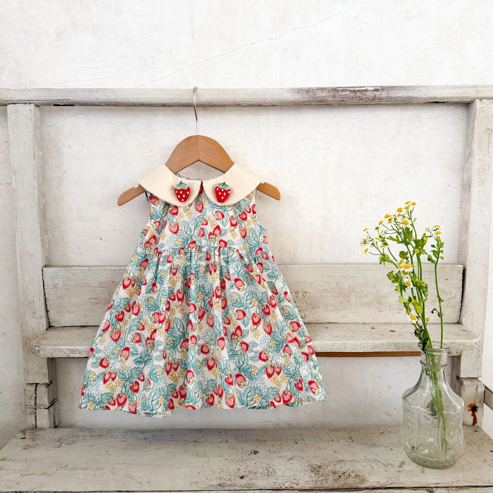 Ins Summer Kids Baby Girls Dress Cotton Lace Fly Sleeve Infant Girl Dress Strawberry Print Cotton Sleeveless Dress For 1-5T Girl 250617