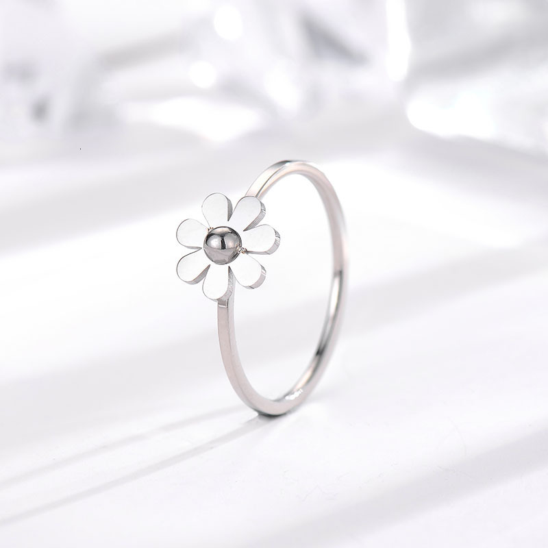 Minimalist Fashionable Temperament Japanese and Korean INS Style Personality Daisy Flower for Women Titanium Steel Non-Fading Ring