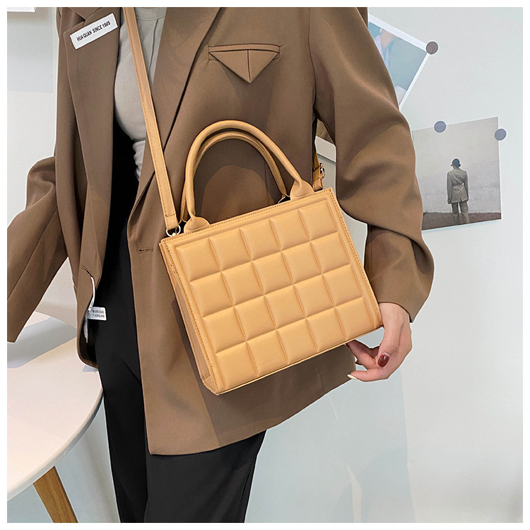 Free Shipping 2025 New Designer Bag Embossed Grid Solid Color Women's Commuting Shoulder Handbag Fashionable High-quality Shopping Bag
