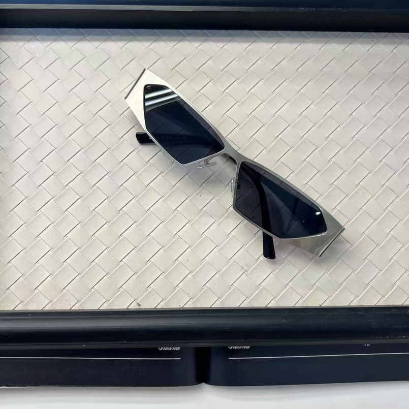 2025 New Future Tech Style Trendy Personality For Women Fashion Millennial Hip-Hop Street Shooting Sunglasses
