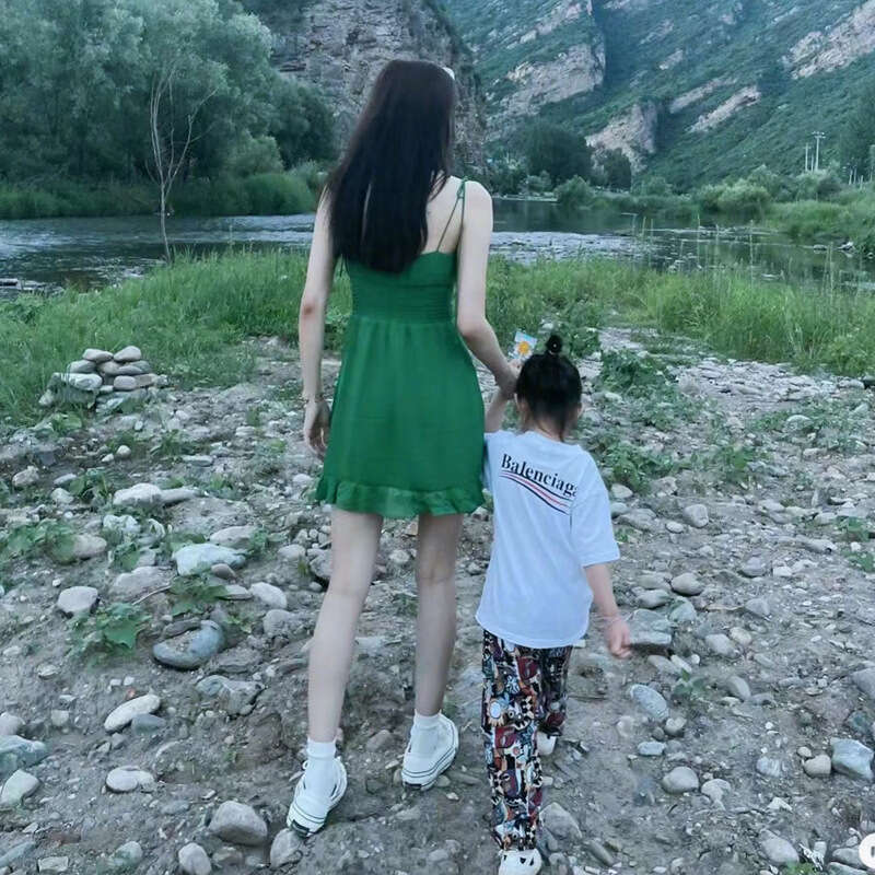 Designer Dresses for Women Tender Clothes Women Designer N661 Summer 2025 Sun Yi Same Style Rayon Green Short V-neck Sexy Slim Strap Dress