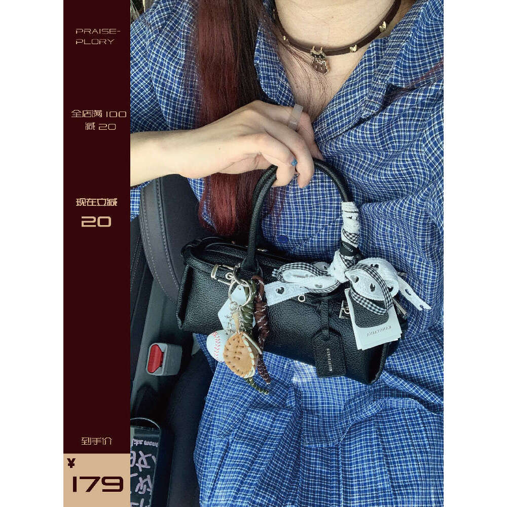 Top Layer Cowhide New Niche Design Texture Horizontal Handheld Baguette Light Luxury Ballet Motorcycle Bag