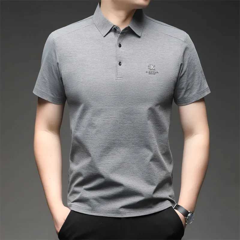 New Mens Business Casual Short Sleeve Shirt with Badge Solid Color Polo Shirt Fashionable Breathable Comfortable Versatile Top XJ250617