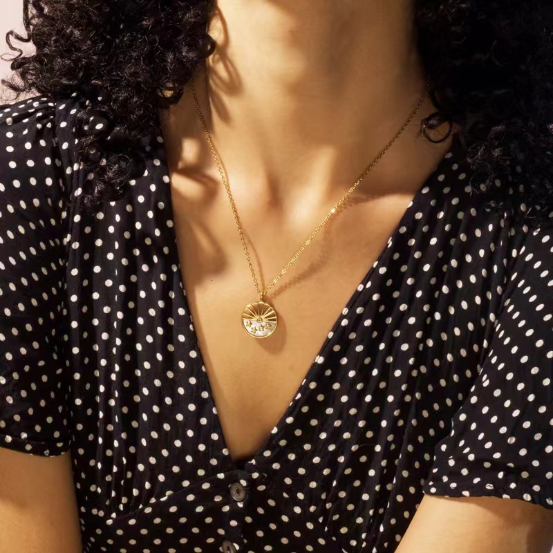 Fashion Light Style White Mother-of-Pearl Inlaid Star Round Pendant Necklace for Women Titanium Steel Non-Fading Jewelry