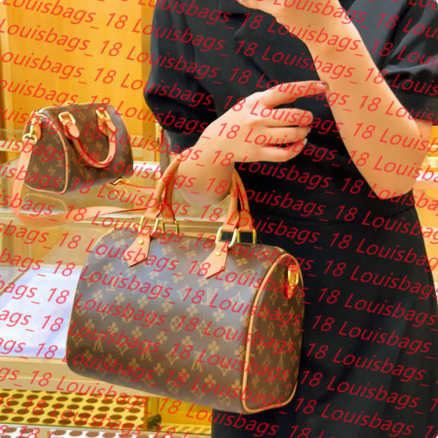 2025 New Women bag Messenger Travel bag Classic Style Fashion bags Shoulder Bags Lady Totes handbags 30 cm With Gold lock Purse Crossbody Bag M40390