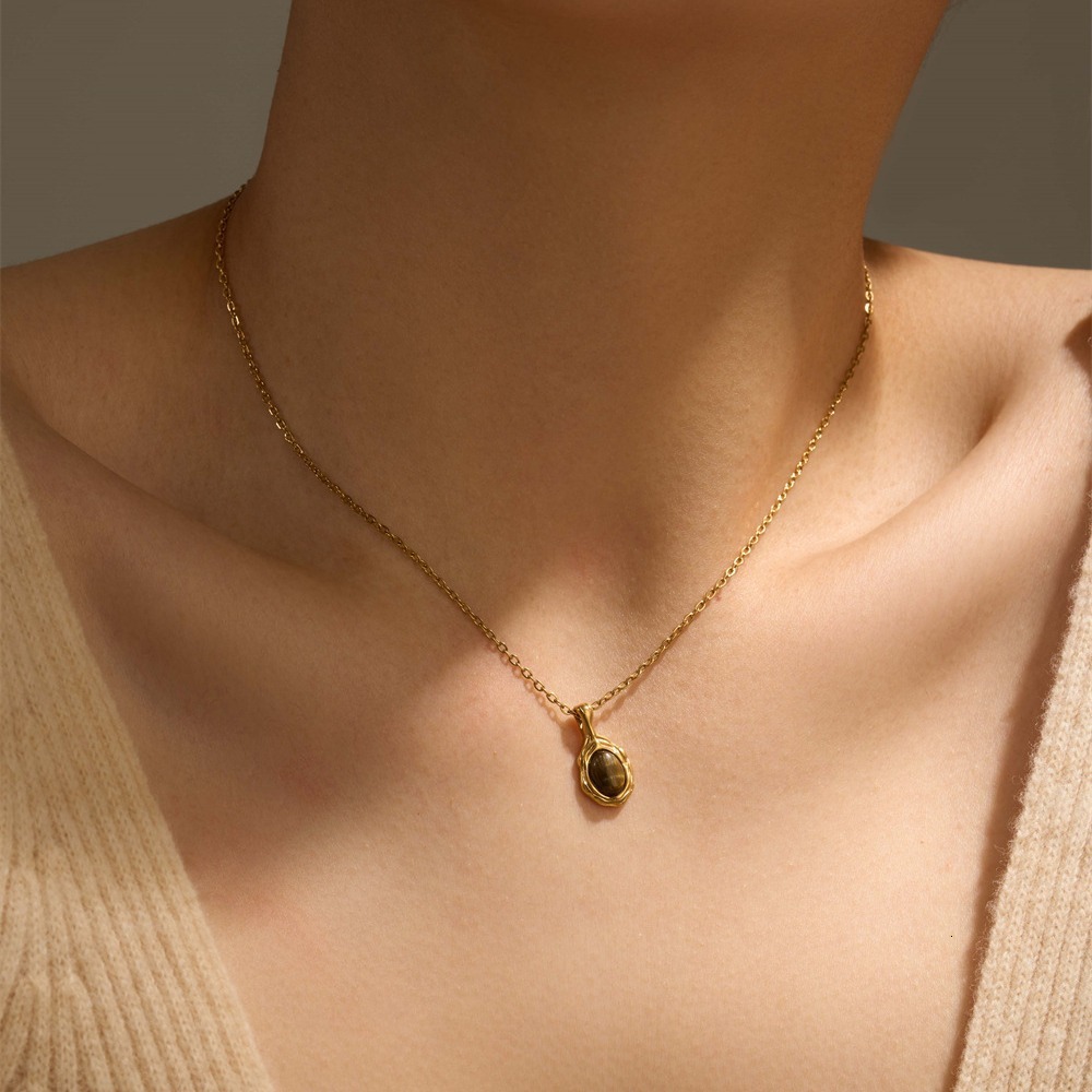 Light Personality Versatile Tiger Eye Stone Necklace for Women, Elegant and Sophisticated, Niche Titanium Steel Non-Fading Jewelry