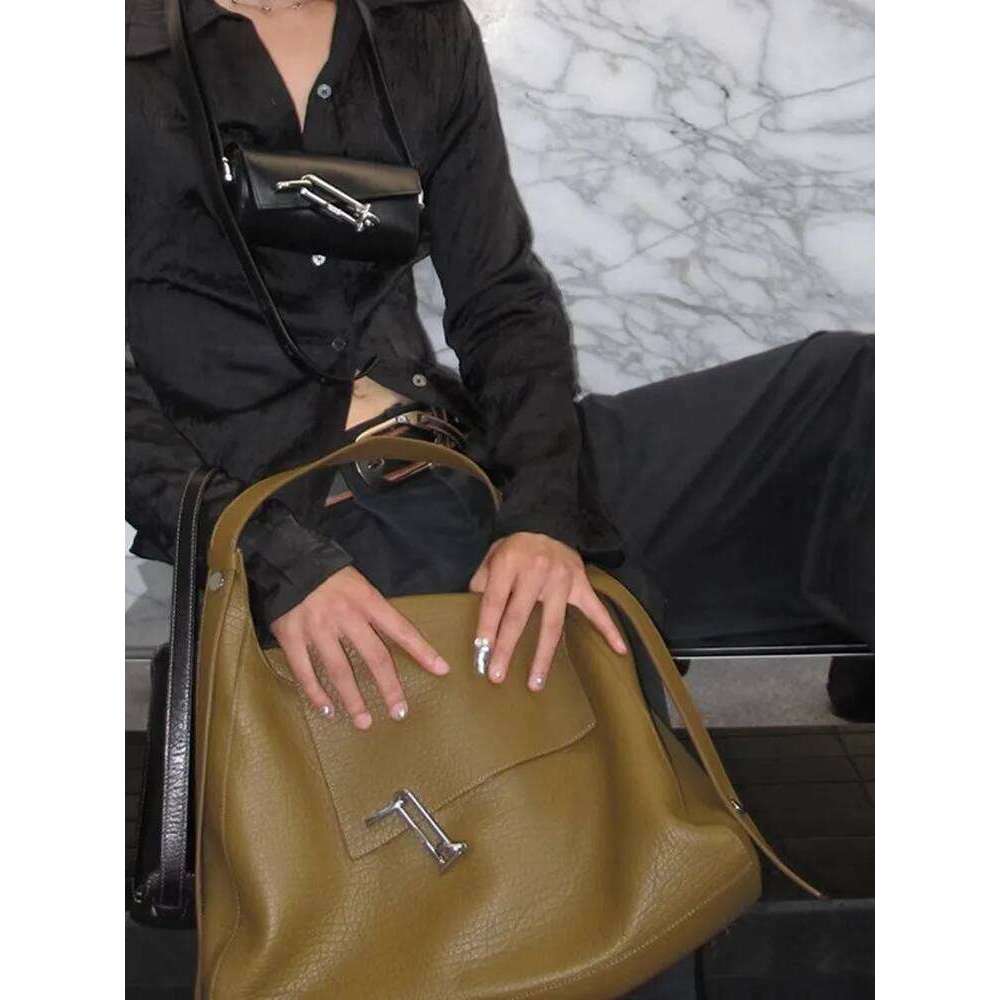 Hot Selling FIRMRANCH Casual Autumn Winter Large Capacity Buckle Design High-Quality Flip Shoulder Tote Trendy Women's Bag Fashionable Purse Desi