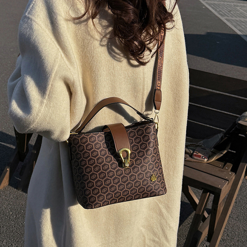 Top brand high-quality new free designer bag French retro texture bag 2025 new fashionable multifunctional handbag bucket crossbody bag new free desig