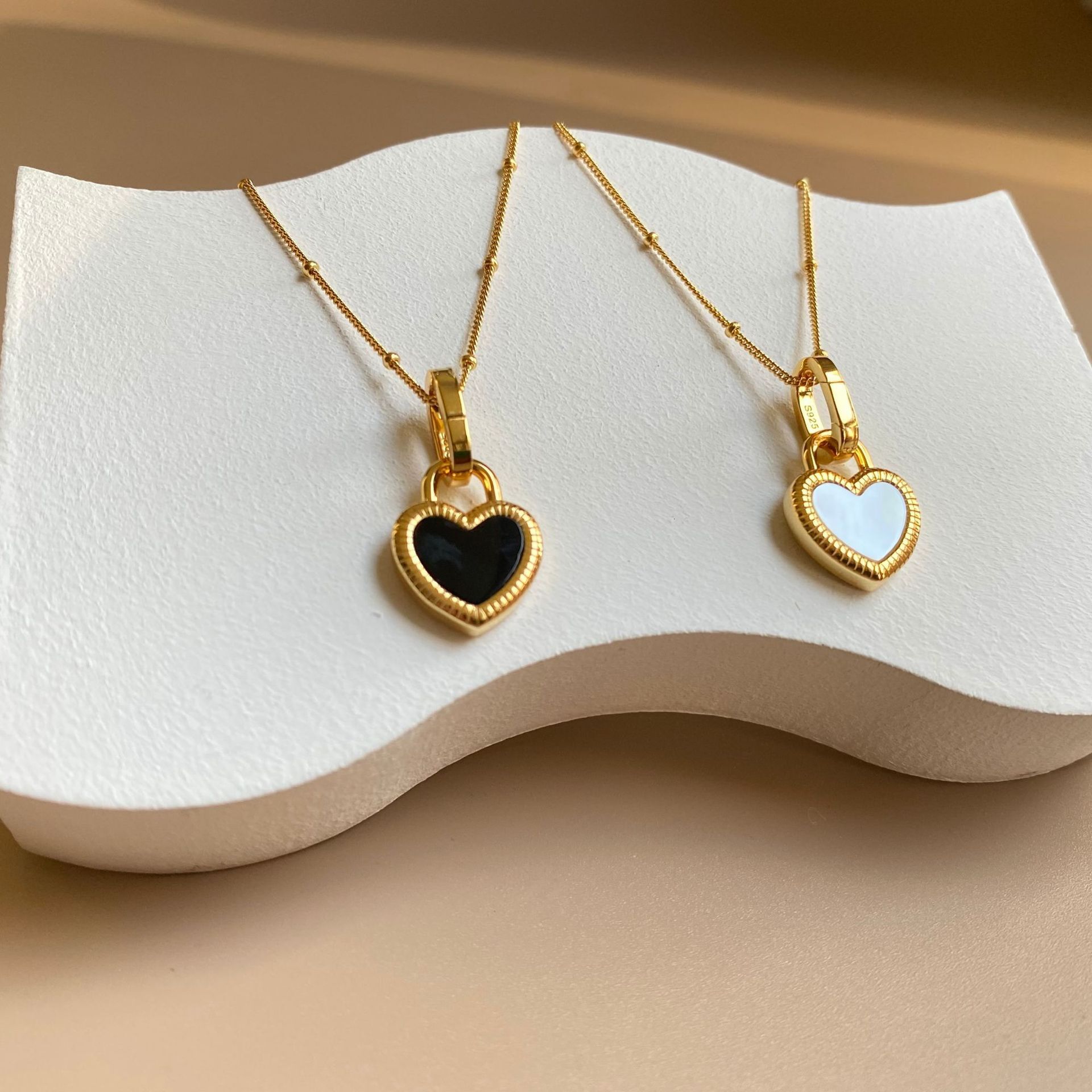 Fashion Simple Style Black and White Mother-of-Pearl Double-Sided Heart Necklace for Women Elegant High-End Versatile Clavicle Chain