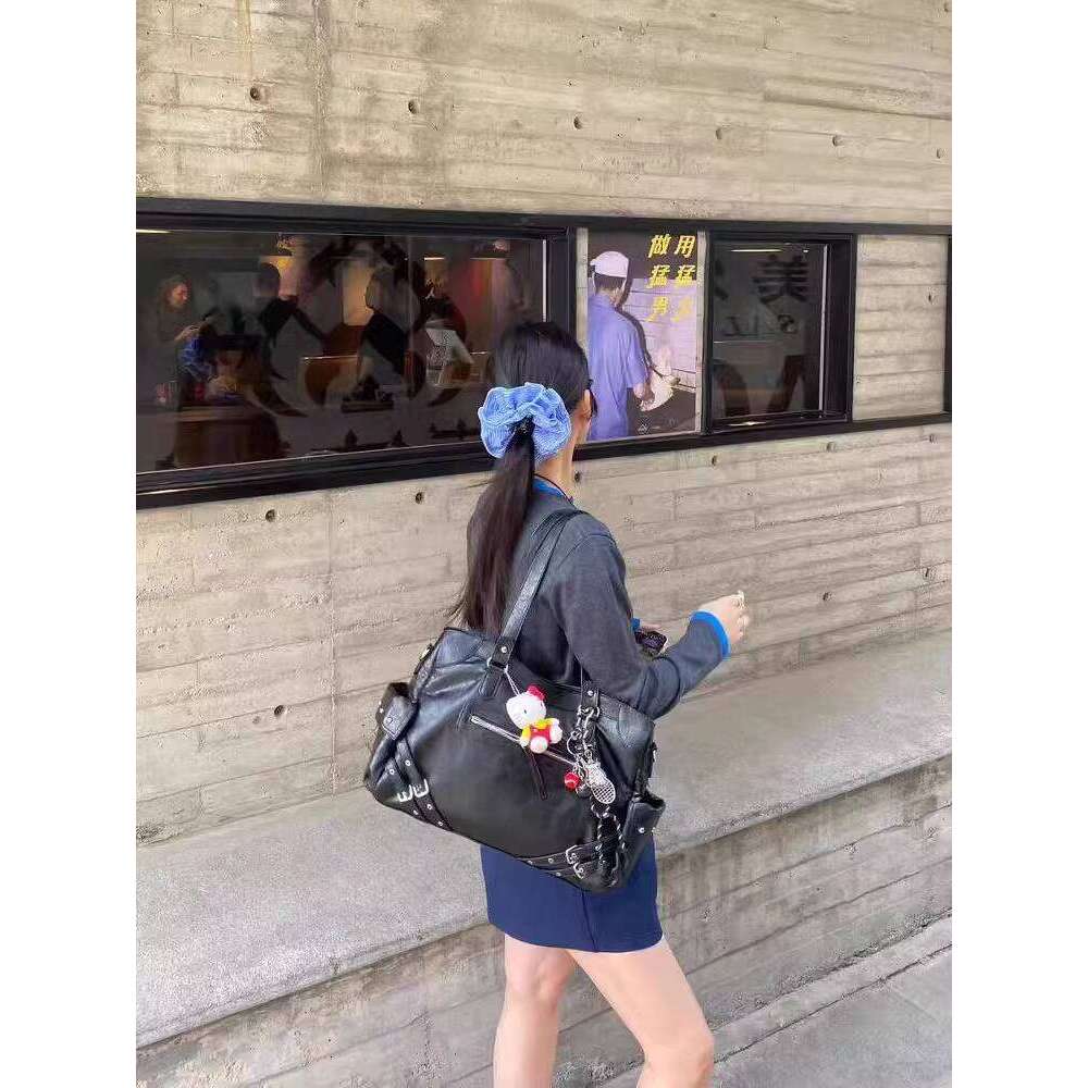 New Korean Style Casual Versatile Drawstring Large Capacity Single Shoulder Crossbody Motorcycle Tote Bag with Rivets for Commuting