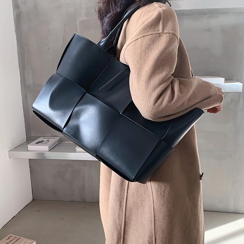 Top Brand High New 2025 New Trendy Fashion Single Shoulder Bag Handheld Woven Tote Bag Celebrity Niche Designer Large Capacity Bag New Free Delivery D