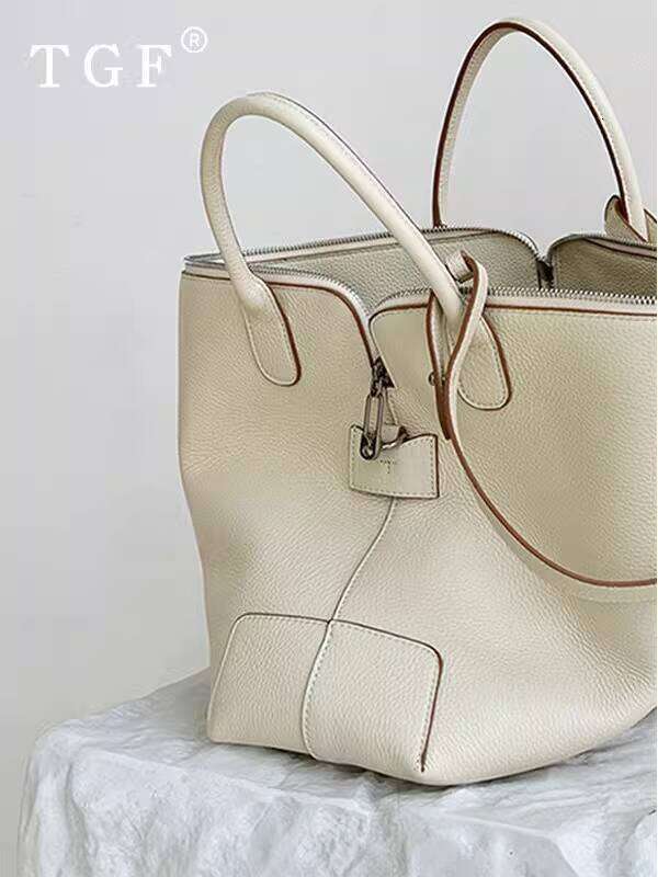 Handheld Tote for Women New Light Luxury Niche High end Fashion Commuter Versatile Crossbody Bucket Bag