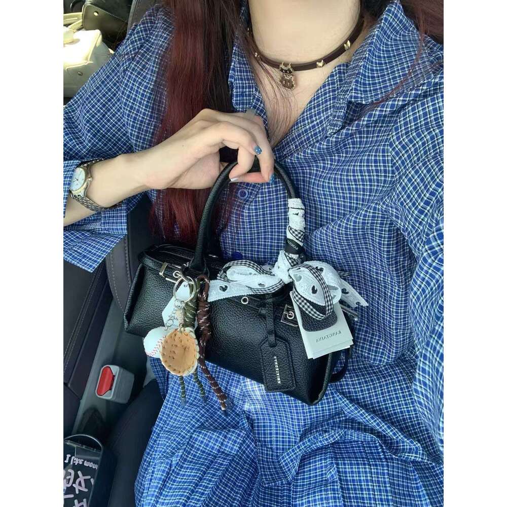 Top Layer Cowhide New Niche Design Texture Horizontal Handheld Baguette Light Luxury Ballet Motorcycle Bag