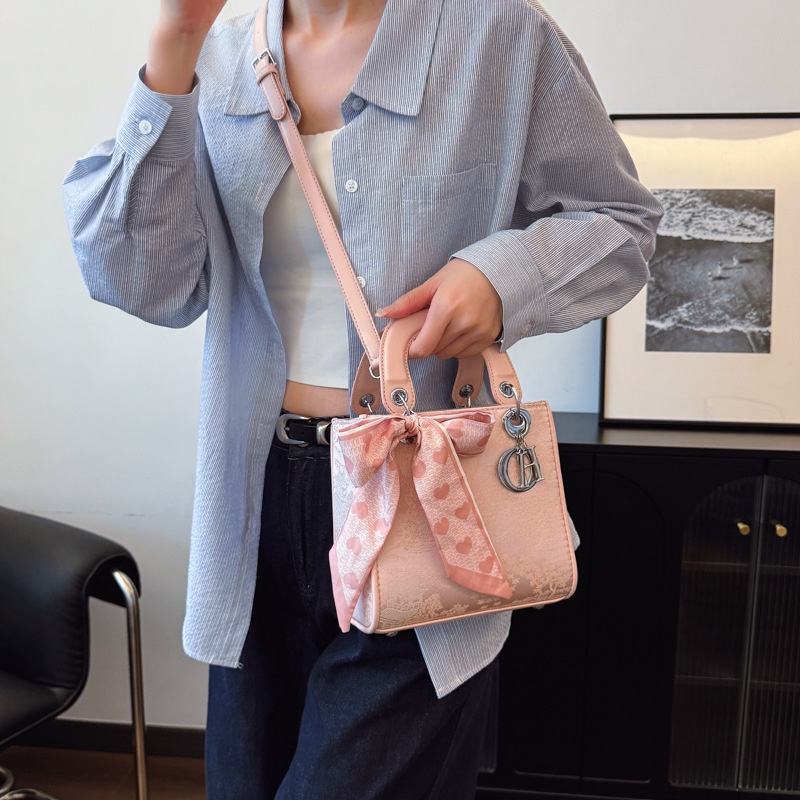 2025 Free Shipping Women's Designer Embroidery Handheld Concubine Single Shoulder Crossbody Bag pink