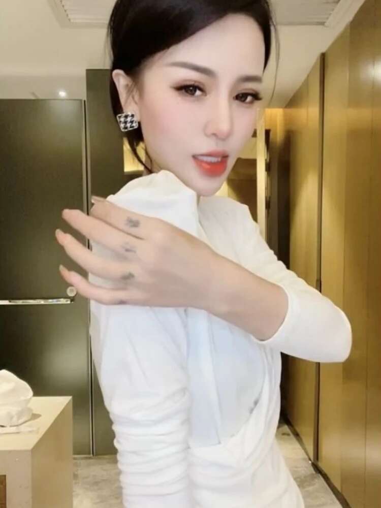 V Neck Tshirt 2025 Women Brown Woman T-shirt Slim Sexy Top for One Piece Kpop New Clothing in Goth Causal Sale with Sleeves Tee