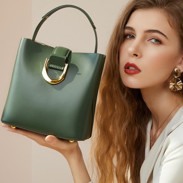Free Shipping Designer Bucket Bag Shoulder Bag New Trendy Fashion Handbag Versatile Large Capacity Commuting Crossbody Bag For Women