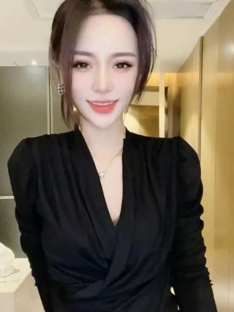 V Neck Tshirt 2025 Women Brown Woman T-shirt Slim Sexy Top for One Piece Kpop New Clothing in Goth Causal Sale with Sleeves Tee