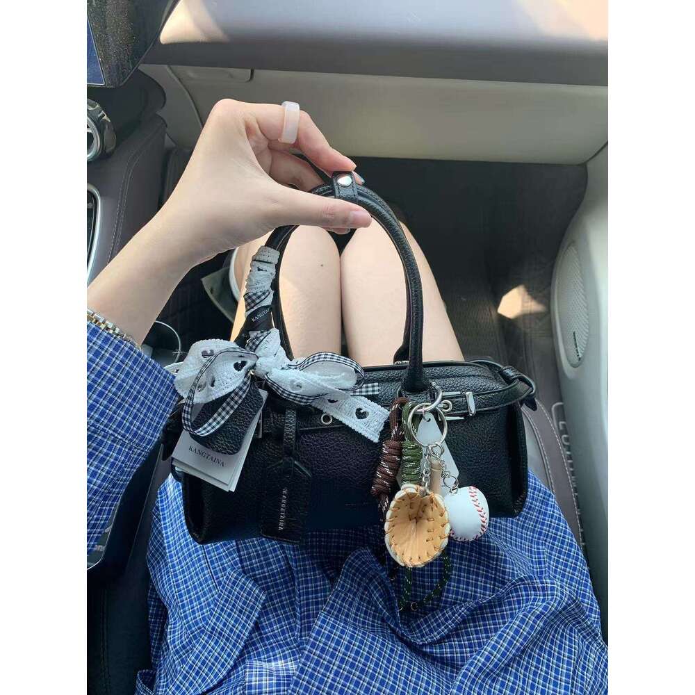Top Layer Cowhide New Niche Design Texture Horizontal Handheld Baguette Light Luxury Ballet Motorcycle Bag