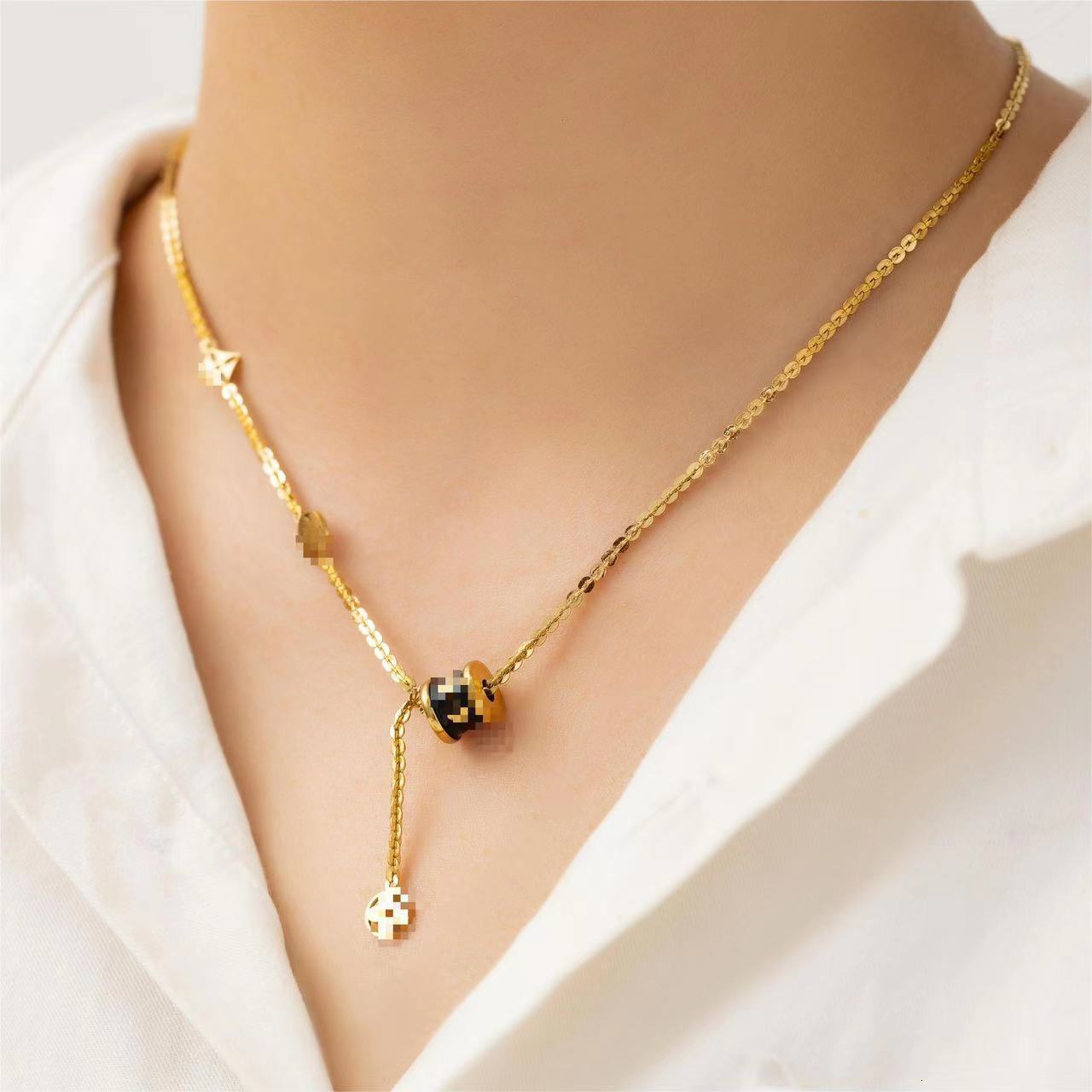 Fashion Light Personality Temperament Hollow Flower Small Waist Necklace for Women High-end Titanium Steel Non-fading Jewelry
