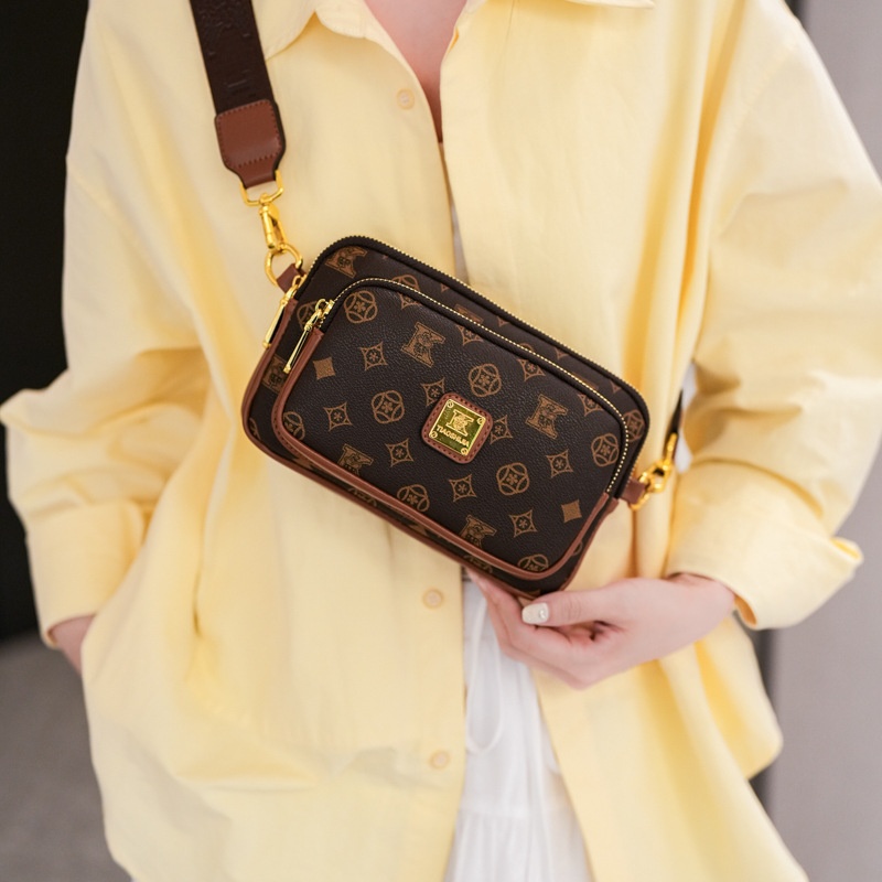 2025 Free Shipping Women's Designer Luxury Fashion Retro Printed New Simple Shoulder Bag Diagonal Cross Bag brown