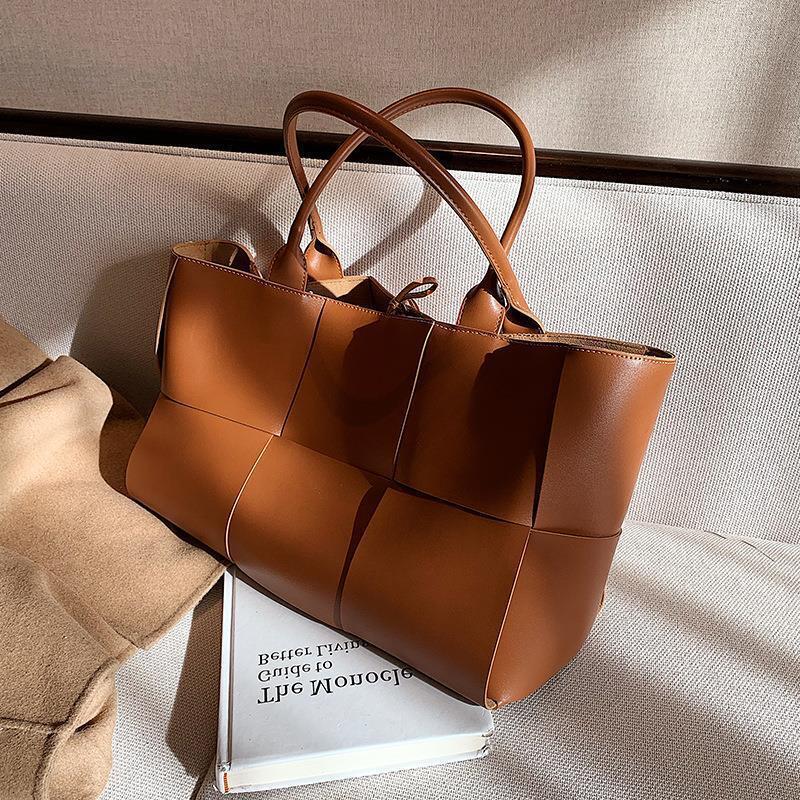 Top Brand High New 2025 New Trendy Fashion Single Shoulder Bag Handheld Woven Tote Bag Celebrity Niche Designer Large Capacity Bag New Free Delivery D