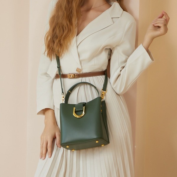 Free Shipping Designer Bucket Bag Shoulder Bag New Trendy Fashion Handbag Versatile Large Capacity Commuting Crossbody Bag For Women