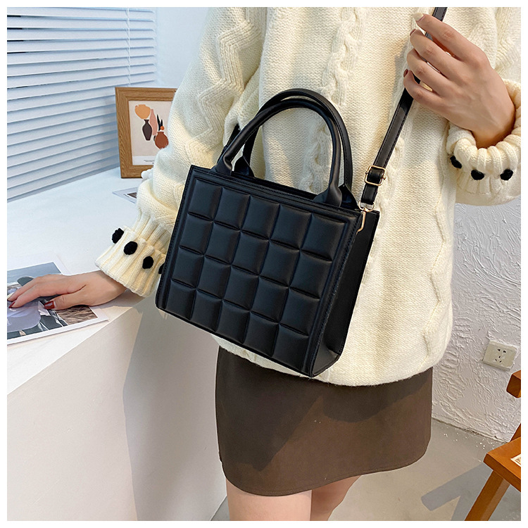 Free Shipping 2025 New Designer Bag Embossed Grid Solid Color Women's Commuting Shoulder Handbag Fashionable High-quality Shopping Bag