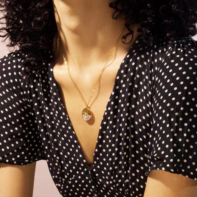 Fashion Light Style White Mother-of-Pearl Inlaid Star Round Pendant Necklace for Women Titanium Steel Non-Fading Jewelry