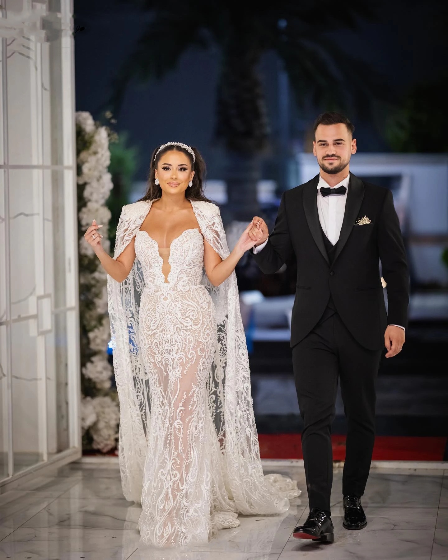 Stylish Wedding Dresses Beading Appliques Bridal Gowns with Cape Strapless Mermaid Sleeveless Customized Bride Vestidos De Novia Plus Size