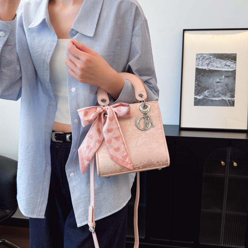 2025 Free Shipping Women's Designer Embroidery Handheld Concubine Single Shoulder Crossbody Bag pink