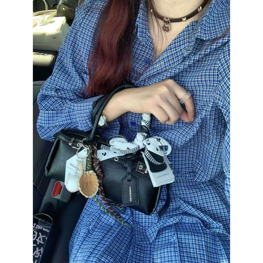 Top Layer Cowhide New Niche Design Texture Horizontal Handheld Baguette Light Luxury Ballet Motorcycle Bag