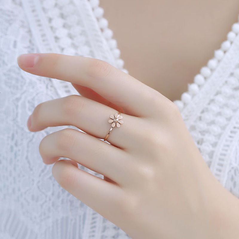 Minimalist Fashionable Temperament Japanese and Korean INS Style Personality Daisy Flower for Women Titanium Steel Non-Fading Ring