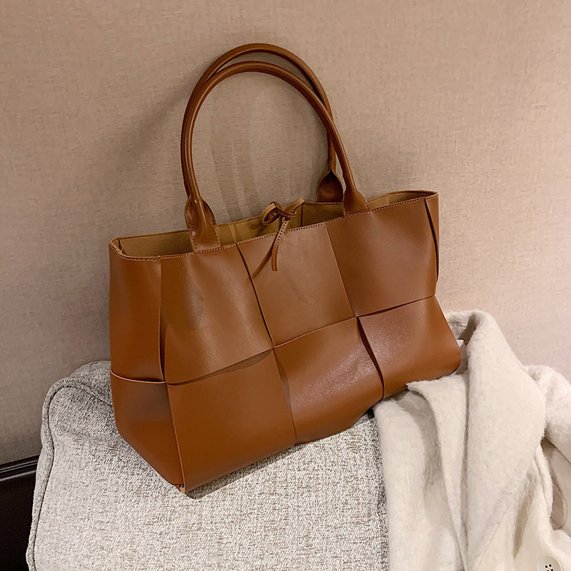 Top Brand High New 2025 New Trendy Fashion Single Shoulder Bag Handheld Woven Tote Bag Celebrity Niche Designer Large Capacity Bag New Free Delivery D