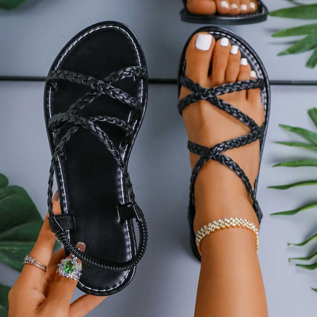 Women Beach Woven Hollow Sandals Women Flats Casual Clip Toe Sandals Summer 2025 New Fashion Casual Comfortable Walking Slides Z250617