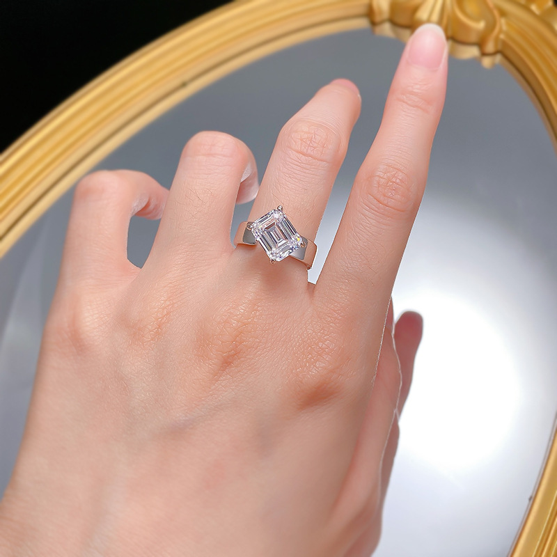 2025 Choucong Ins Top Sell Wedding Rings Elegant SParkling Luxury Jewelry 100% Real 925 Sterling Silver Emerald White Lab Moissanite Diamond Lady Open