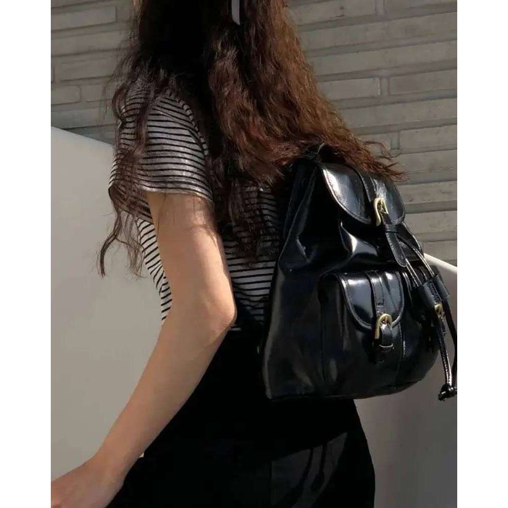 Vintage Women Backpacks Oil-Waxed Skin Ladies School Bags Large Capacity Travel Backpack Leather Student Rucksack Daypack