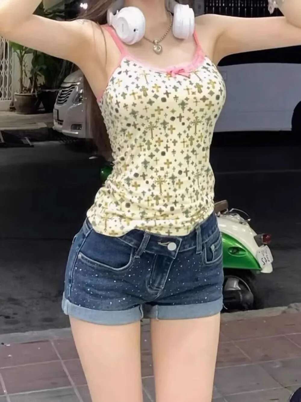 Youthful Designer Comfy Rhinestone Short Jean Pants Woman With Waist Pocket Denim Shorts for Women To Wear Streetwear Wholesale