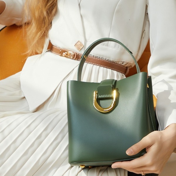 Free Shipping Designer Bucket Bag Shoulder Bag New Trendy Fashion Handbag Versatile Large Capacity Commuting Crossbody Bag For Women