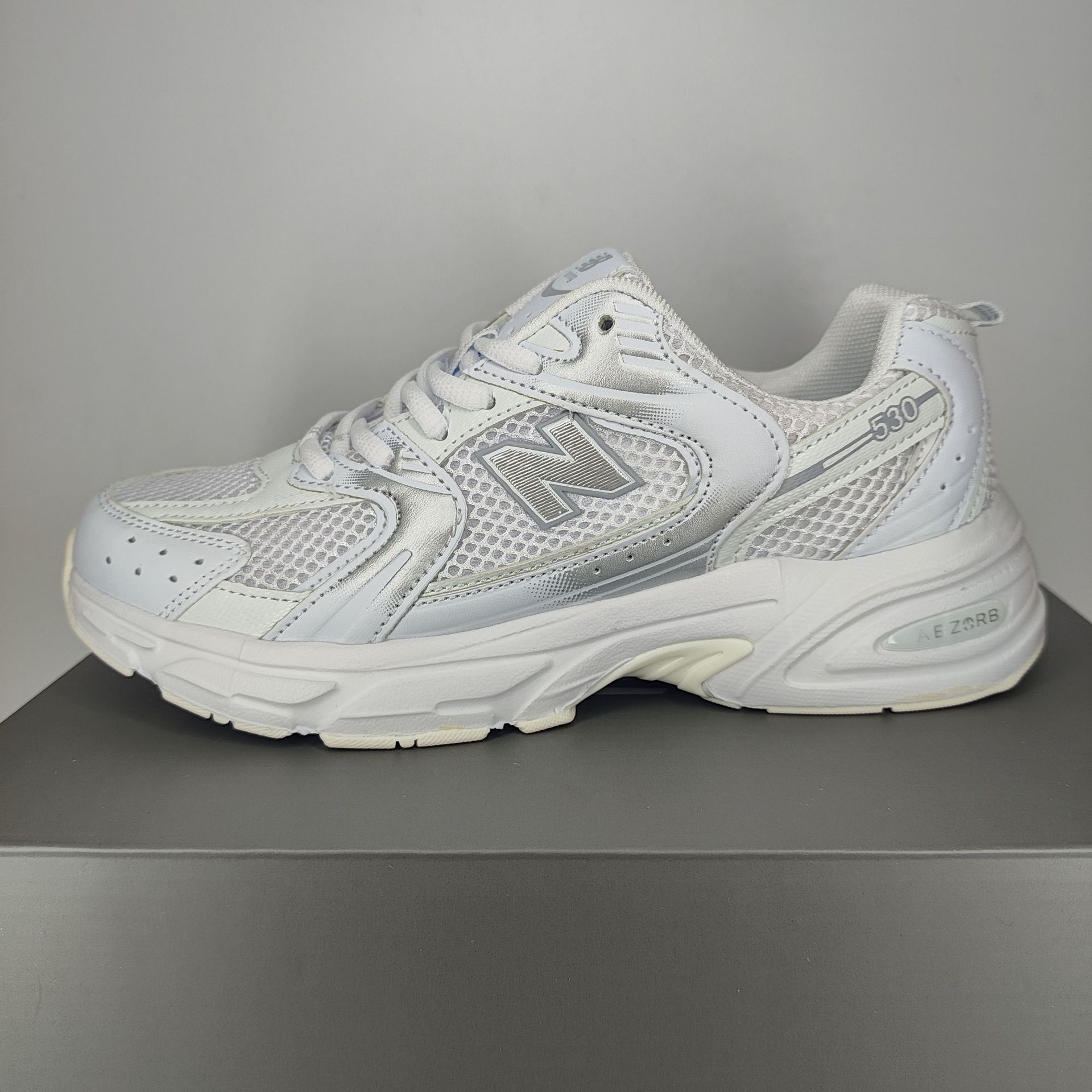 Breathable mesh casual shoes with lightweight body and cushioned sole for comfortable walking without stuffiness, simple low cut design that fits the 