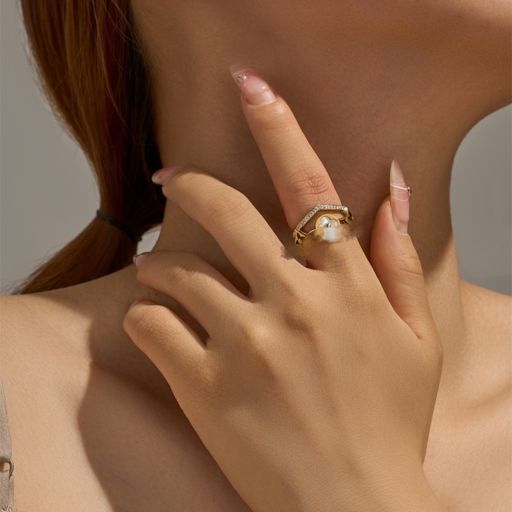 Fashionable Light Luxury Style Diamond-Encrusted Mother-of-Pearl Flower for Women, Elegant High-End, Versatile and Non-Fading Ring